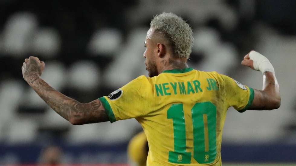 epa09324843 Brazil's Neymar Jr celebrates victory at the end of the soccer match of the Copa America 2021 semifinals between Brazil and Peru in Rio de Janeiro, Brazil, 05 July 2021.  EPA/ANTONIO LACERDA