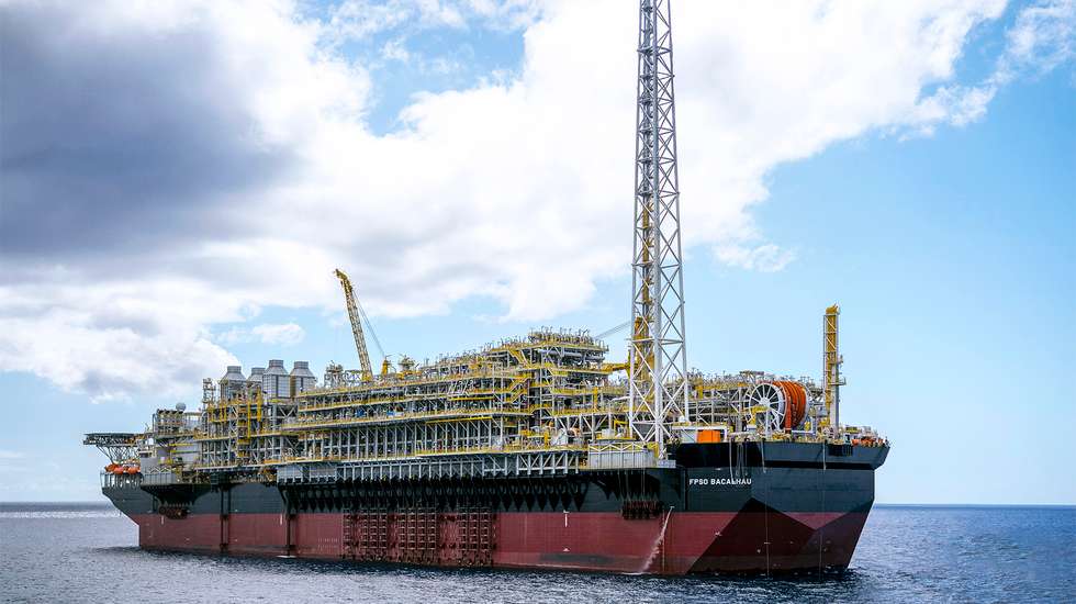 Navio plataforma que explora o campo Bacalhau na bacia de Santos no Brasil