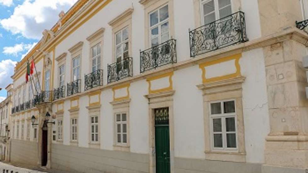 De acordo com o presidente da Câmara de Elvas, o orçamento para 2026 vai ajudar a "atenuar os problemas" relacionados com a área da habitação.