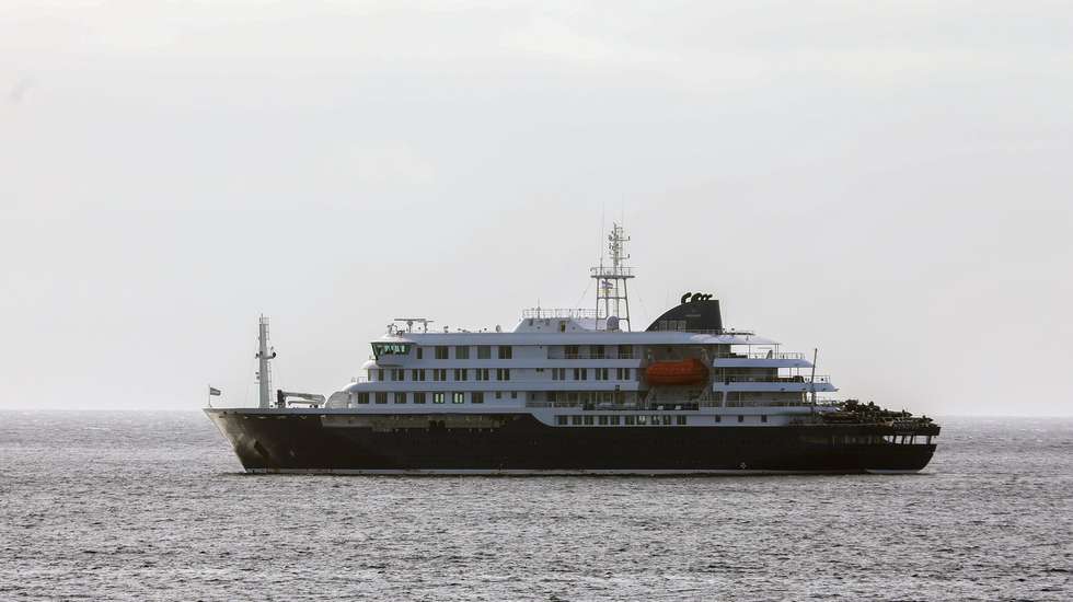 epa12931926 Dutch cruise ship MV Hondius is anchored off the coast of the city of Praia on the island of Santiago, Cape Verde, 04 May 2026, after three people died onboard from an acute respiratory syndrome. The World Health Organization (WHO) reported one confirmed case and five additional suspected cases of hantavirus infection on the vessel sailing in the Atlantic Ocean. Three of those affected have died and one is currently in intensive care in South Africa.  EPA/ELTON MONTEIRO