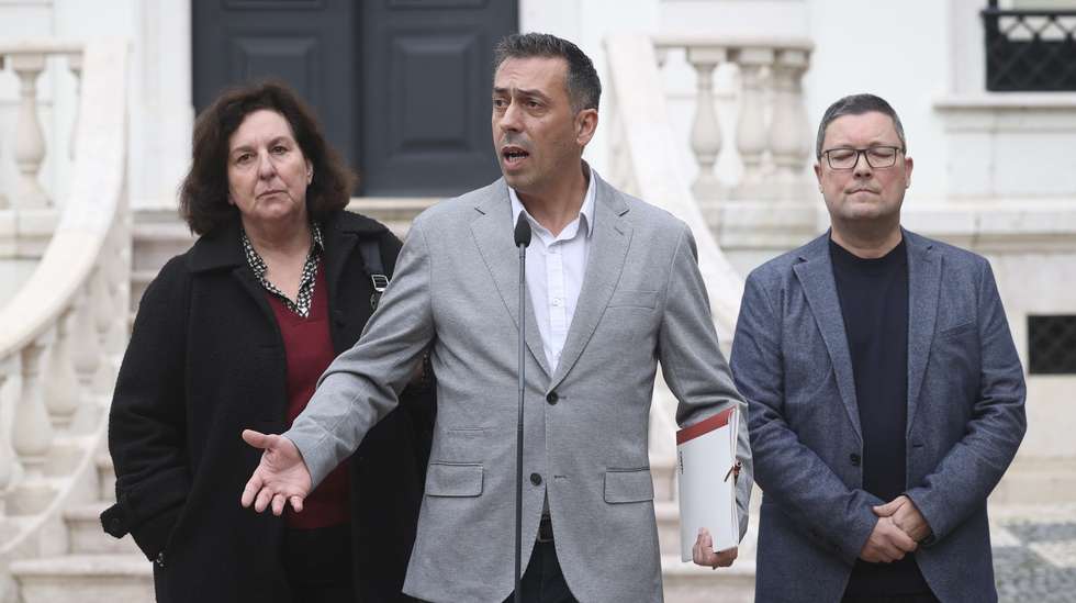 O secretário-geral da CGTP-IN, Tiago Oliveira (C), fala aos jornalistas após uma reunião com o primeiro-ministro Luís Montenegro (ausente da foto), no Palácio de São Bento, em Lisboa, 20 de janeiro de 2026. ANTÓNIO PEDRO SANTOS/LUSA