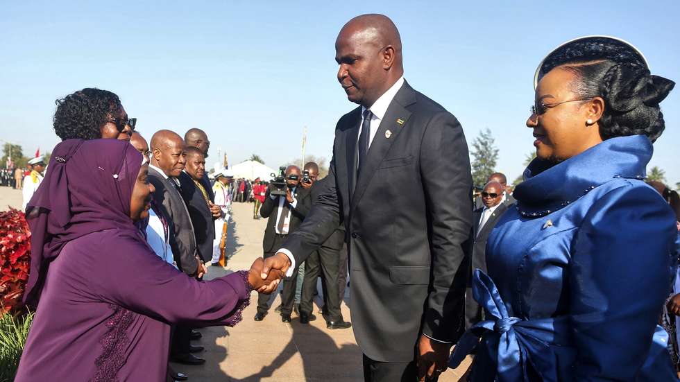 epa12196244 Mozambique's President Daniel Chapo (C) and his wife Gueta Chapo (R) arrive for the ceremonies marking Mozambique's 50th independence anniversary in Maputo, Mozambique, 25 June 2025. Mozambique gained its independence from Portugal on 25 June 1975.  EPA/LUISA NHANTUMBO