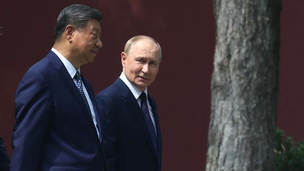 epa12344972 Russian President Vladimir Putin (R) and Chinese President Xi Jinping walk in the garden during a meeting at the Zhongnanhai residence, the residence of the Chinese leader, in Beijing, China, 02 September 2025.  EPA/ALEXANDER KAZAKOV/SPUTNIK/KREMLIN / POOL MANDATORY CREDIT