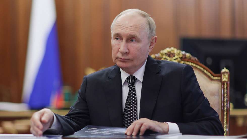 epa11715000 Russian President Vladimir Putin meets with Head of the Republic of North Ossetia-Alania Sergei Menyailo at the Kremlin in Moscow, Russia, 11 November 2024.  EPA/VYACHESLAV PROKOFYEV/SPUTNIK/KREMLIN POOL MANDATORY CREDIT