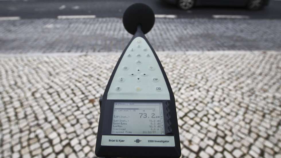 Um sonómetro mede o nível de ruído na Av. do Brasil durante uma iniciativa para alertar para o incumprimento da legislação em vigor sobre ruído ambiente e para o risco da exposição a níveis elevados de ruído, com prejuízo para a saúde e qualidade de vida das populações, tendo particular incidência nas zonas urbanas, em Lisboa, 21 de novembro de 2012. MARIO CRUZ / LUSA