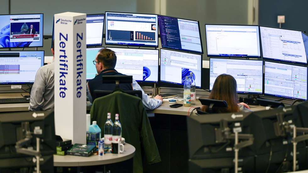 epa12789020 Stock brokers monitor activity at their desks on the trading floor of the Frankfurt Stock Exchange in Frankfurt am Main, Germany, 02 March 2026. Frankfurt's DAX 40 tumbles over 2 percent amid Middle East conflict fears, hitting three-week lows of 24,720.  EPA/RONALD WITTEK