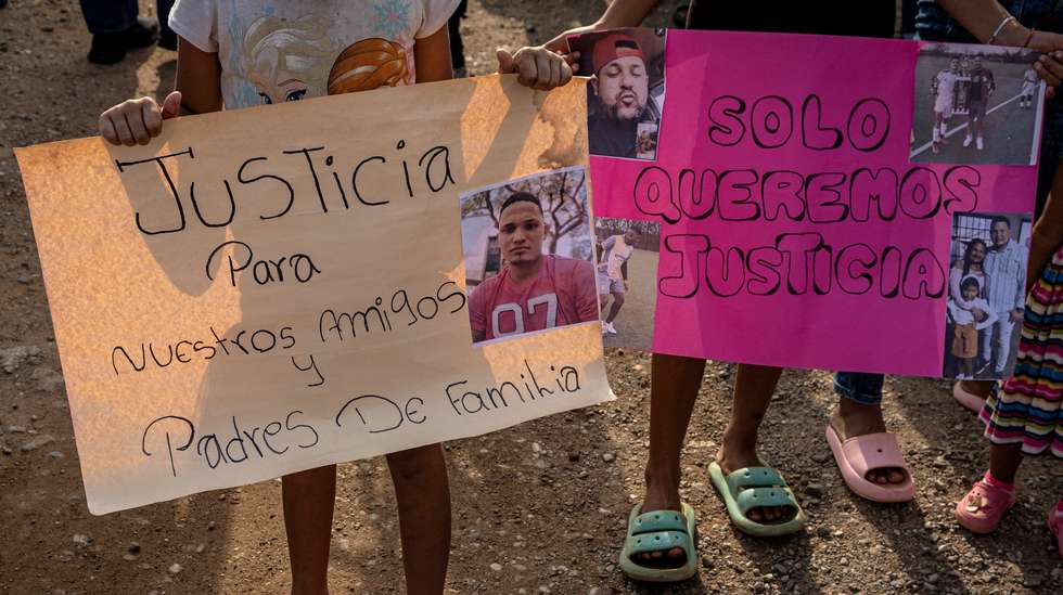 epa11970751 Relatives of Venezuelans deported to El Salvador participate in a protest in the Los Pescadores neighborhood of Maracaibo, Venezuela, 17 March 2025. Relatives of a group of Venezuelan migrants who were deported from the United States to El Salvador under the Enemy Alien Act protested in Maracaibo, capital of Zulia state, to demand that they be sent to the Caribbean nation and denied that they were members of the Tren de Aragua transnational gang.  EPA/HENRY CHIRINOS