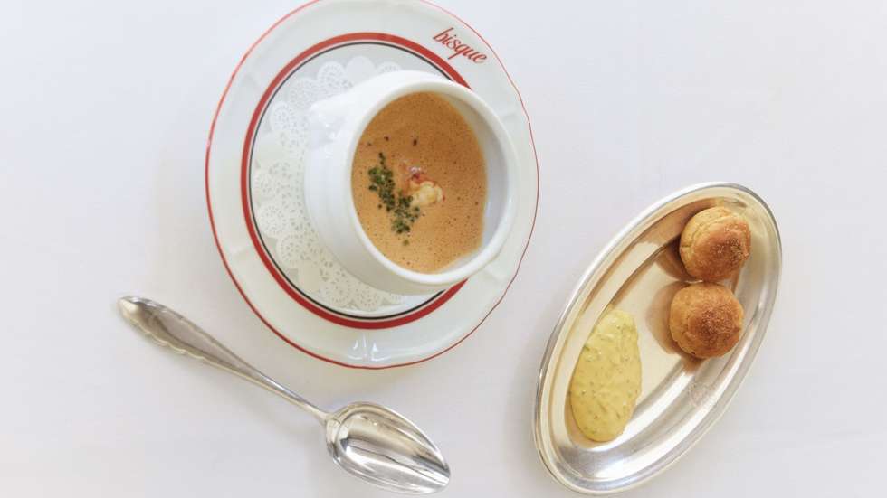 O bisque com lagosta, brioche e molho rouille © DR