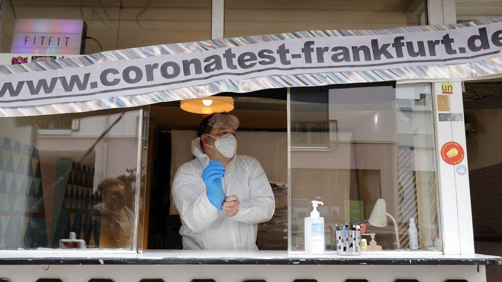 epa08811199 Internist Georg Siemon stands in a drinking hall where he offers coronavirus rapid tests in Frankfurt am Main, Germany, 10 November 2020. The operators of the drinking hall had temporarily closed the kiosk due to counter coronavirus measures. The doctor now uses the kiosk for his private medical test centre.  EPA/RONALD WITTEK