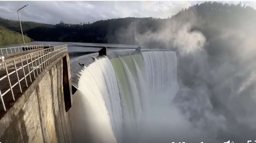 Descargas na barragem da Bouçã no rio Zêzere. Foto retirada de publicação do presidente da APA