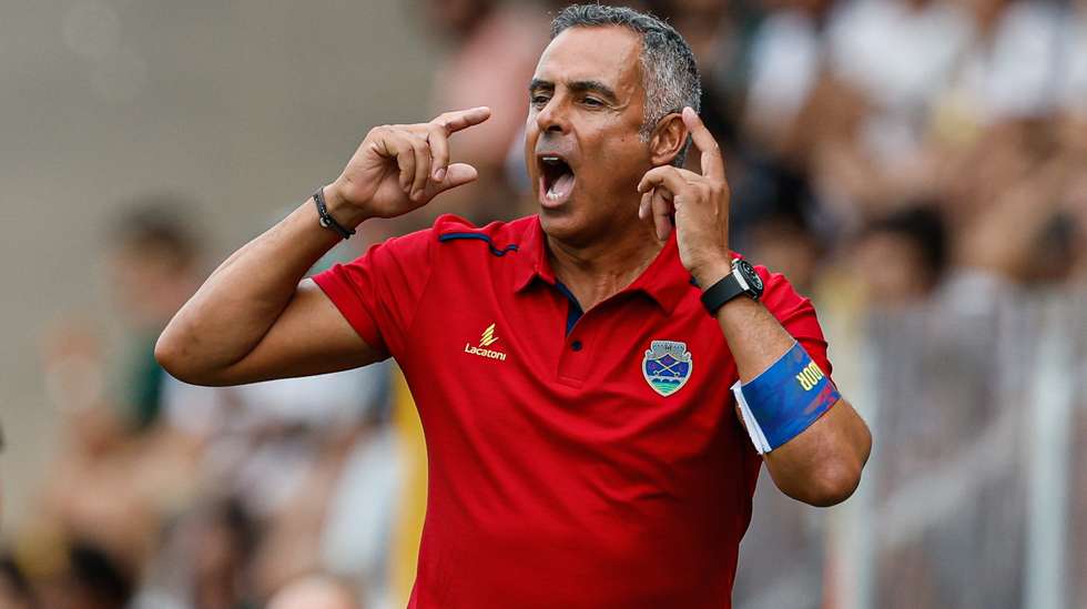 O treinador do Desportivo de Chaves, José Gomes, dá instruções aos seus jogadores durante o jogo da I Liga de Futebol disputado com o Farense no Estádio de S. Luis, Faro, 26 de agosto de 2023. LUÍS FORRA/LUSA