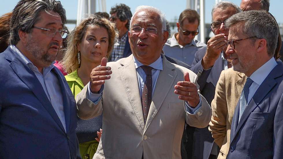 O primeiro-ministro, António Costa (C), acompanhado pelo presidente da Câmara Municipal de Lisboa, Carlos Moedas (D), pelo presidente da Câmara Municipal de Loures, Ricardo Leão (E), durante a visita ao recinto da Jornada Mundial da Juventude, Loures, 31 de Julho de 2023. A visita inclui o parque técnico operacional para operadores de rádio e televisão, as estruturas de apoio, com passagem pelo palco principal, a travessia da ponte pedonal para o recinto de Loures e a planta com distribuição dos pontos operacionais. JOSÉ SENA GOULÃO/LUSA