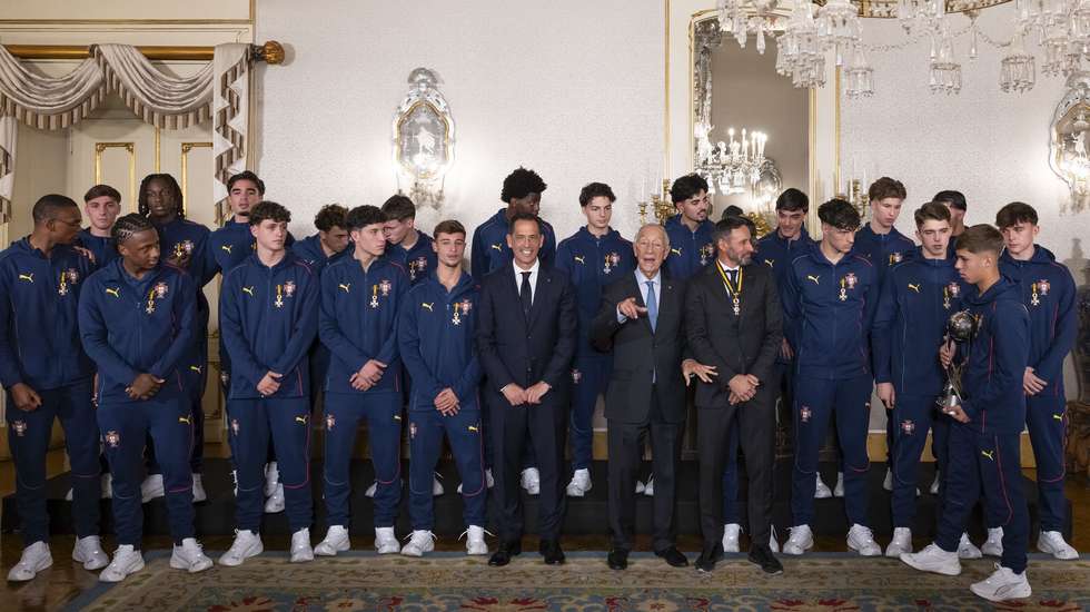 O Presidente da República, Marcelo Rebelo de Sousa (C), acompanhado pelo presidente da Federação Portuguesa de Futebol, Pedro Proença (C-E) e pelo selecionador de futebol sub 17, Bino Maçães (C-D), posa para a fotografia com atletas da seleção sub-17 que se sagrou campeã do mundo de futebol, no Palácio de Belém, em Lisboa, 02 de janeiro de 2026. JOSÉ SENA GOULÃO/LUSA