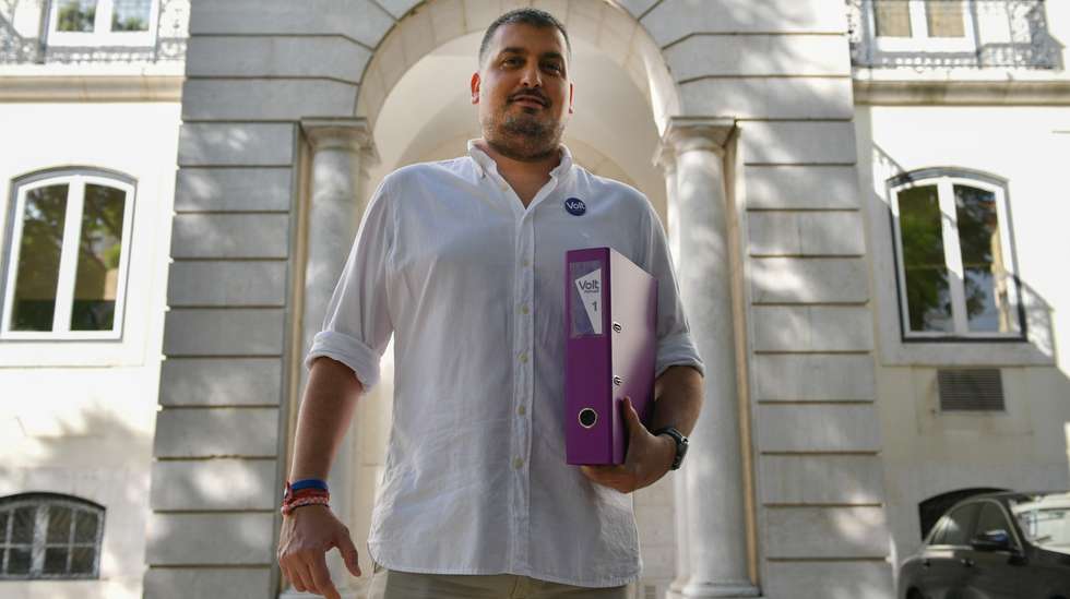 O presidente do Volt Portugal, Tiago de Matos Gomes, posa para a fotografia momentos antes de entregar as assinaturas para formalizar o partido no Tribunal Constitucional, em Lisboa, 09 de outubro de 2019. O Volt é o primeiro partido pan-Europeu. É progressista, foi lançado como movimento em março de 2017, em reação ao Brexit e aos populismos, e conta com milhares de membros e apoiantes em toda a Europa. Em Portugal surgiu em dezembro de 2017. LUÍS RUIVO/LUSA