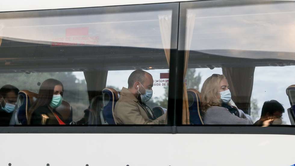Passageiros partem num autocarro no Terminal Rodoviário de Torres Vedras, 08 de Outubro de 2020. Entre os utentes diários dos transportes públicos na região Oeste, há passageiros que se queixam de algumas carreiras diretas para Lisboa lotadas, enquanto outros se mostram satisfeitos com a oferta e com as medidas implementadas por causa da covid-19. (ACOMPANHA TEXTO DA LUSA) TIAGO PETINGA/LUSA