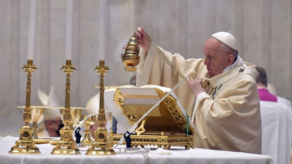 epa09114976 A handout photo made available by the Vatican Media shows Pope Francis celebrating the Sunday Easter 'Resurrection of the Lord' at St Peter Basilica in Vatican, 04 April 2021.  EPA/VATICAN MEDIA HANDOUT  HANDOUT EDITORIAL USE ONLY/NO SALES