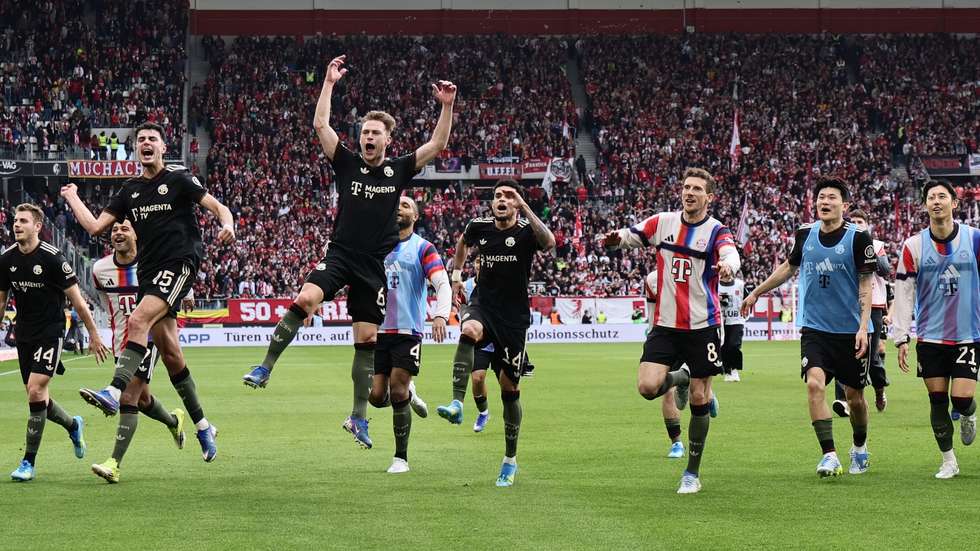 epa12869057 Players of Munich celebrate after winning the German Bundesliga soccer match between SC Freiburg and FC Bayern Munich in Freiburg, Germany, 04 April 2026.  EPA/RONALD WITTEK CONDITIONS - ATTENTION: The DFL regulations prohibit any use of photographs as image sequences and/or quasi-video.