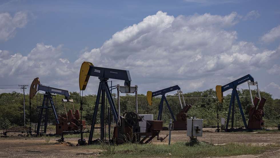 epa13275467 Pumpjacks and oil platforms near Lake Maracaibo in Bachaquero, Venezuela, 29 September 2026 (issued 01 October 2026). Persistent crude leaks continue to devastate local fishing communities, coat shoreline wildlife, and cause severe ecological degradation across South America's largest lake despite official government initiatives to revitalize the national petroleum sector.  EPA/HENRY CHIRINOS
