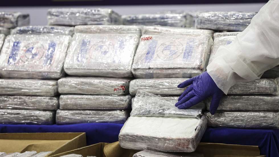 Material apreendido pela Polícia Judiciária (PJ), através da Unidade Nacional de Combate ao tráfico de Estupefacientes, procedeu, nos últimos dias, à apreensão de cerca de cerca de 4,2 toneladas de cocaína com origem na América Latina. A droga em causa, que apresenta um elevado grau de pureza, foi transportada até Portugal por via marítima dissimulada num carregamento de fruta em paletes, mais concretamente de bananas, que entrou em território nacional, através do Porto de Setúbal, nas instalações da Polícia Judiciária em Lisboa, 02 de maio de 2023. FILIPE AMORIM/LUSA