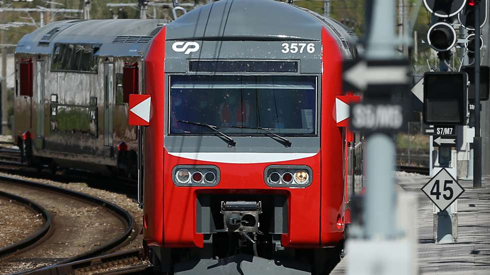 Comboio de dois andares da CP chega a Lisboa após reabilitação no Entroncamento