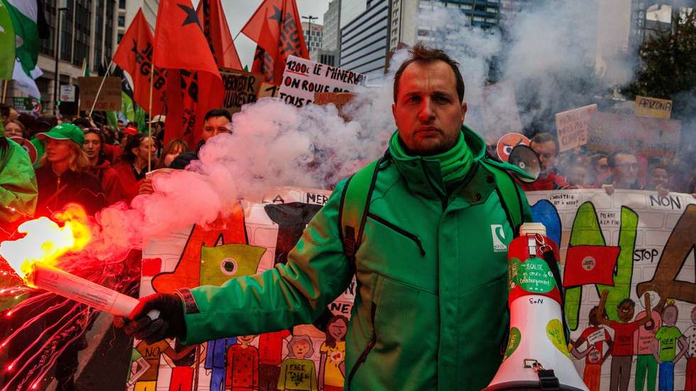 epaselect epa12452862 Protesters march during a demonstration called by Belgian trade unions against reform plans of the government in Brussels, Belgium, 14 October 2025. The Belgian main trade unions and civil society organizations called for a national day of action and strike against the so-called 'Arizona government coalition' of Prime Minister Bart De Wever and its austerity plans, which they denounce as 'far-reaching anti-social policies'.  EPA/OLIVIER MATTHYS