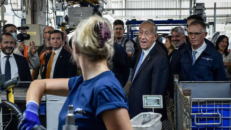 O Presidente da República, Marcelo Rebelo de Sousa (C-D), acompanhado pelo CEO da Stellantis Mangualde, Carlos Tavares (D), durante uma visita às instalações no âmbito da comemoração dos 60 anos da empresa, Mangualde, 7 de julho de 2022. NUNO ANDRÉ FERREIRA/LUSA
