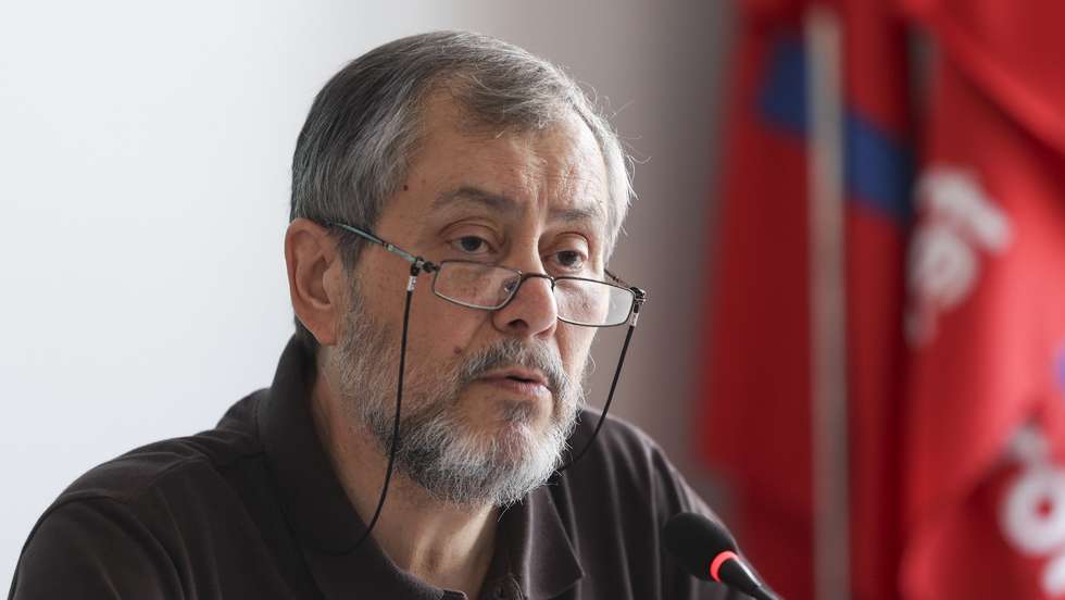 O secretário-geral da FENPROF, Mário Nogueira, fala aos jornalistas para divulgar a contraproposta negocial sobre recuperação do tempo de serviço que o Secretariado Nacional da Fenprof aprovou no dia 09 de maio e que enviou ao Ministério da Educação. Sede da Fenprof em Lisboa, 10 de maio de 2024. MIGUEL A. LOPES/LUSA