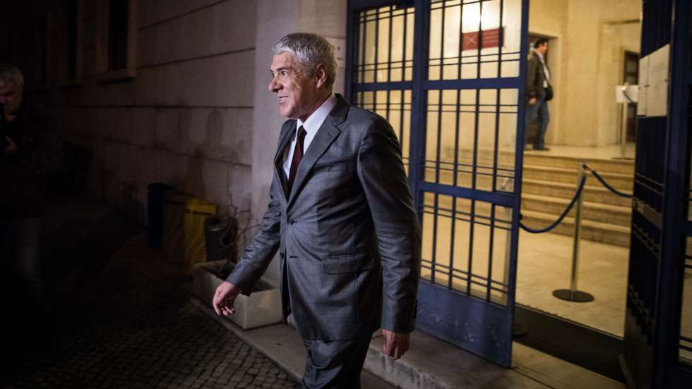 "Quando foi preciso mostrar de que lado estava, não hexsitou em fazê-lo", escreveu Sócrates em relação à liderança de António Costa