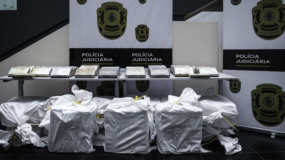 Mais de 6,5 toneladas de cocaína apreendida pela Polícia Judiciária na operação 'Tártaro', que entrou em território nacional por via marítima, num armazém da região centro, no edifício Sede da PJ, em Lisboa, 30 de agosto de 2024. RODRIGO ANTUNES/LUSA