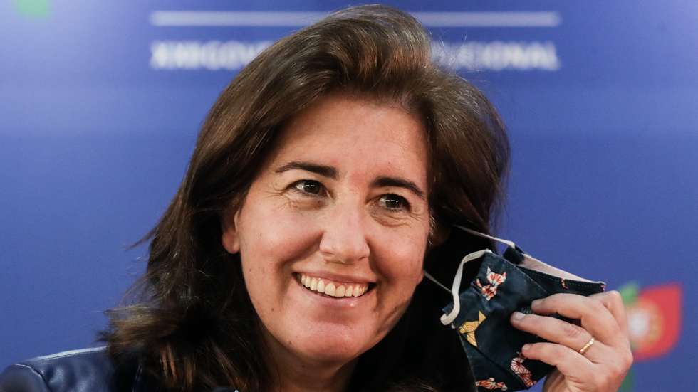 A ministra do Trabalho, Solidariedade e Segurança Social, Ana Mendes Godinho, chega para falar numa conferência de imprensa sobre o balanço dos apoios sociais, na sede do ministério em Lisboa, 02 de abril de 2021. TIAGO PETINGA/LUSA