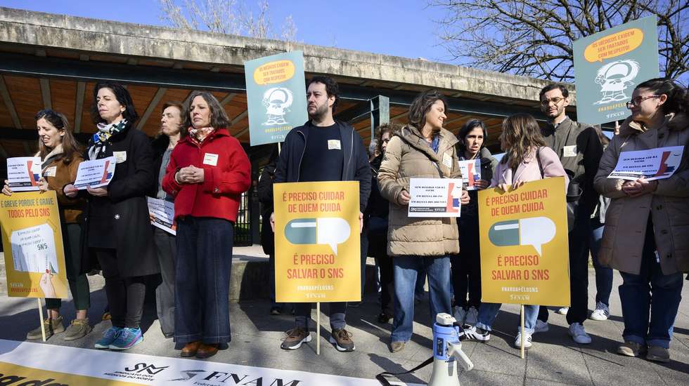 Concentração de médicos em greve nos cuidados de saúde primários da Unidade Local de Saúde (ULS) do Alto Ave, em Guimarães, convocada pelo Sindicato dos Médicos do Norte, no âmbito da greve que decorre desde 19 de fevereiro e até 30 de junho, face à necessidade de "impedir a banalização da prestação de trabalho suplementar" e denunciar a "imposição de respostas assistenciais assentes em trabalho suplementar não contratualizado",  Guimarães, 21 de fevereiro de 2026. RICARDO CASTELA/ LUSA