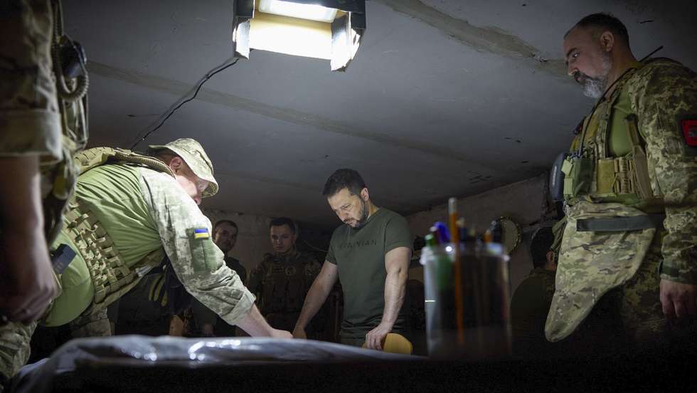 epa10712929 A handout photo made available by the Ukrainian Presidential Press Service shows Ukraine's President Volodymyr Zelensky (C) meeting with commanders as he visits the country's Armed Forces at a frontline position in the Berdyansk direction, Ukraine, 26 June 2023, amid the Russian invasion. Zelensky visited the Armed Forces' frontline positions in the Berdyansk direction during a working trip to the Donetsk region, the presidential palace said, where he met Ukrainian soldiers and presented them with state awards. Russian troops entered Ukrainian territory in February 2022, starting a conflict that has provoked destruction and a humanitarian crisis.  EPA/UKRAINIAN PRESIDENTIAL PRESS SERVICE HANDOUT -- MANDATORY CREDIT: UKRAINIAN PRESIDENTIAL PRESS SERVICE -- HANDOUT EDITORIAL USE ONLY/NO SALES