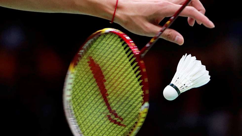 epa03337473 China's Long Chen in action against Wei Chong Lee of Malaysia during the the London 2012 Olympic Games Badminton competition, London, Britain, 03 August 2012.  EPA/GEOFF CADDICK