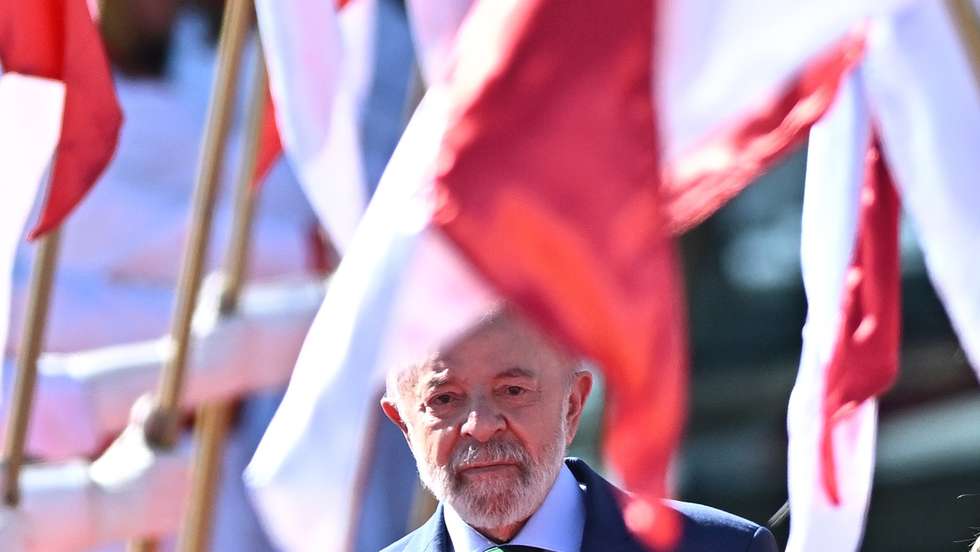 epa12224780 Brazilian President Luiz Inacio Lula da Silva attends a welcome ceremony for Indian Prime Minister Narendra Modi (not pictured) at the Alvorada Palace in Brasilia, Brazil, 08 July 2025.  EPA/ANDRE BORGES