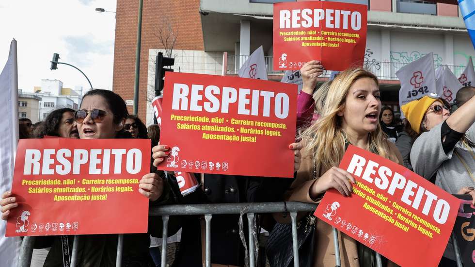 Professores manifestam-se no exterior do Ministério da Educação onde decorre uma reunião entre o Ministério e os sindicatos dos professores, em Lisboa, 17 de fevereiro de 2023. A reunião incide sobre um novo regime de concursos, mas também outras matérias que têm estado no centro das reivindicações dos professores, como a contagem integral do tempo de serviço. MANUEL DE ALMEIDA/LUSA