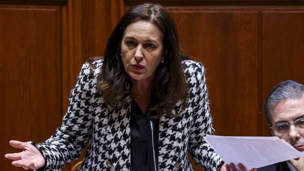 A ministra da Justiça, Rita Alarcão Júdice, usa da palavra durante o debate parlamentar na Assembleia da República em Lisboa, 20 de fevereiro de 2026. TIAGO PETINGA/LUSA