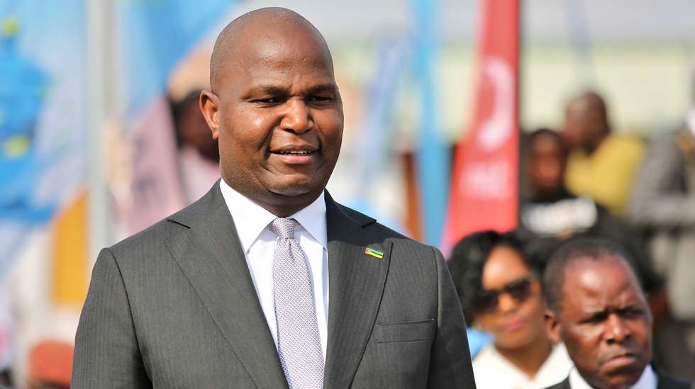 O Presidente de Moçambique, Daniel Chapo, na inauguração da Feira Internacional de Maputo (Facim), a maior exposição de bens e serviços do país, em Maputo, Moçambique, 25 de agosto de 2025. O Presidente de Moçambique prometeu hoje políticas para melhorar o ambiente de negócios no país, com aposta no reforço da previsibilidade jurídica e no combate à corrupção no setor público e privado. LUÍSA NHANTUMBO/LUSA