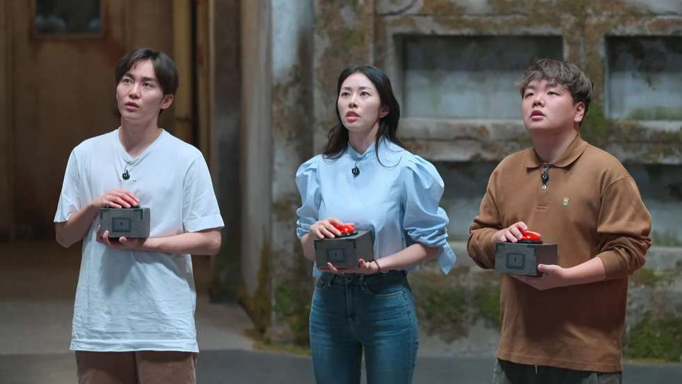 Em "Devil's Plan" há 12 concorrentes numa casa durante uma semana a competirem em jogos de inteligência para ganhar um prémio final de, potencialmente, até 500 milhões de Wons