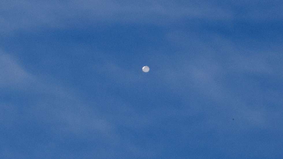 epa10447612 A high-altitude balloon, which the US government has stated is Chinese, is seen as it continues its multi-day path across the Northern United States in Charlotte, North Carolina, USA, 04 February 2023. US Secretary of State Blinken postponed a planned trip to China following the discovery of the balloon. The Pentagon said that the maneuverable Chinese surveillance balloon was posing 'no risk to commercial aviation, military assets or people on the ground'.  EPA/NELL REDMOND -- BEST QUALITY AVAILABLE