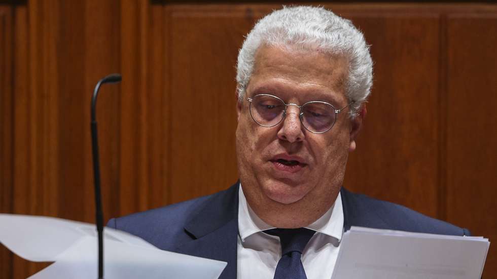 O ministro da Economia, Pedro Reis (R), participa na audição perante a Comissão de Orçamento, Finanças e Administração Pública, no âmbito da apreciação, na especialidade, da Proposta de Lei n.º 26/XVI/1.ª (GOV) – Aprova o Orçamento do Estado para 2025, na Assembleia da República, em Lisboa, 14 de novembro de 2024. TIAGO PETINGA/LUSA