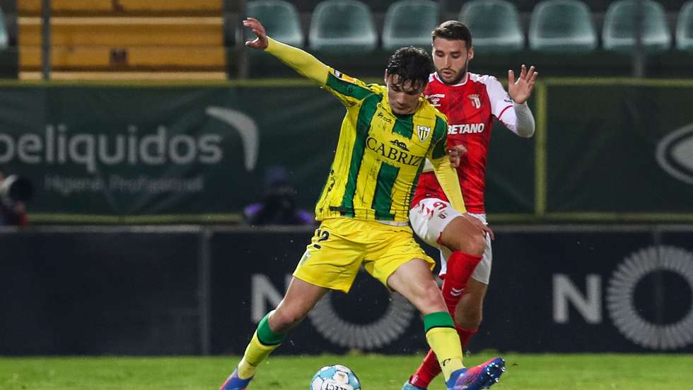 Eduardo Quaresma do Tondela luta pela bola com Abel Ruiz do Braga durante o jogo da I Liga de Futebol, Tondela vs Braga disputado no Estádio João Cardoso, em Tondela, 20 de fevereiro de 2022. PAULO NOVAIS/LUSA