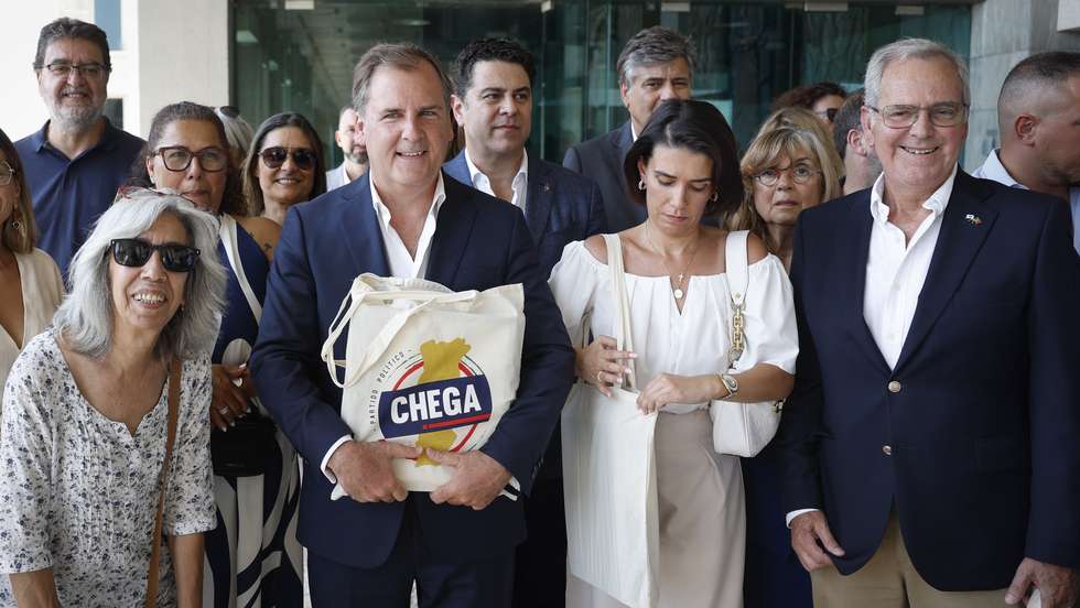 O candidato do Chega (CH) à presidência da Câmara Municipal de Lisboa (CML), Bruno Mascarenhas (C-E), à chegada para a entrega das listas de candidatura à CML, Assembleia Municipal de Lisboa e Juntas de Freguesia da cidade, no Palácio da Justiça, em Lisboa, 13 de agosto de 2025. ANTÓNIO PEDRO SANTOS/LUSA