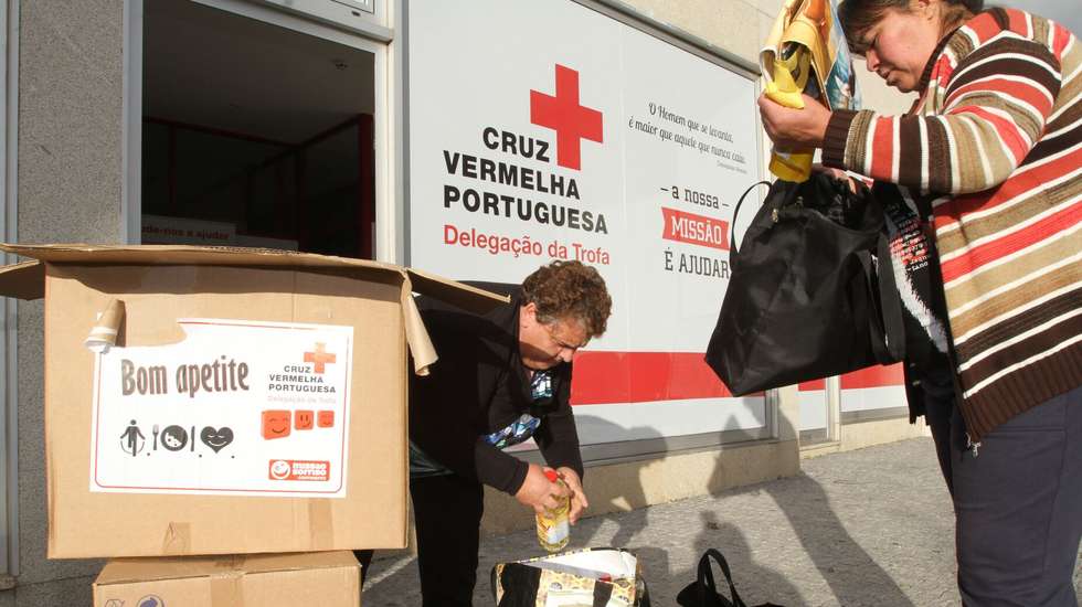 Distribuição de alimentos através do apoio do Banco Alimentar Contra a Fome, do Continente, do Fundo Europeu de Auxílio aos Carenciados e de outras entidades, contribuindo para a resolução de situações de carência alimentar e falta de dignidade das famílias.
