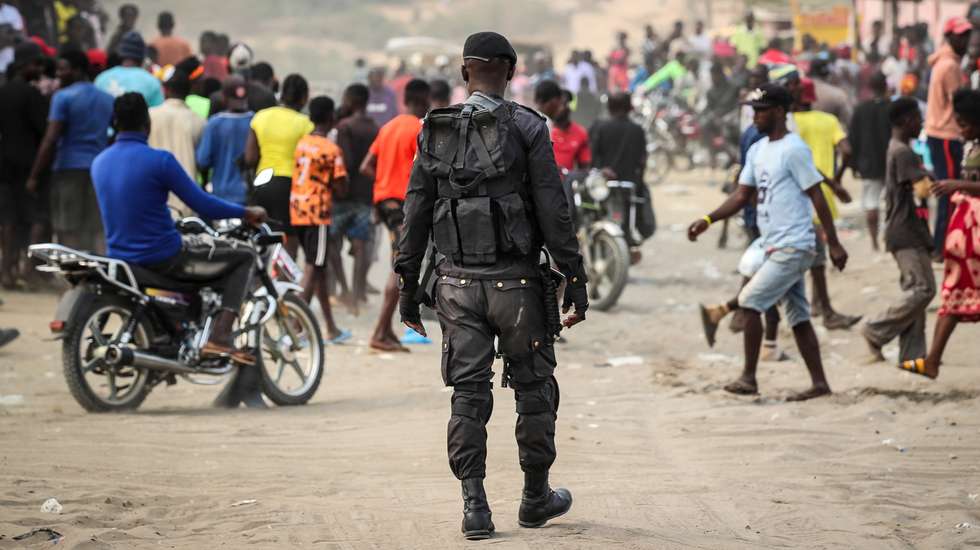 epaselect epa10138153 Elements of the Angolan Rapid Intervention Police (PIR) were called to the 30 market, Luanda's largest market, to disperse crowds, allegedly instigated by elements of the largest opposition party, UNITA (National Union for the Total Independence of Angola), a day after the Angola 2022 general elections, in the municipality of Viana, Luanda, Angola, 25 August 2022. The Angolan general elections, the fifth ballot in the country's political history, featured candidates from eight political groupings and elect the President and Vice President of the Republic of Angola.  EPA/PAULO NOVAIS