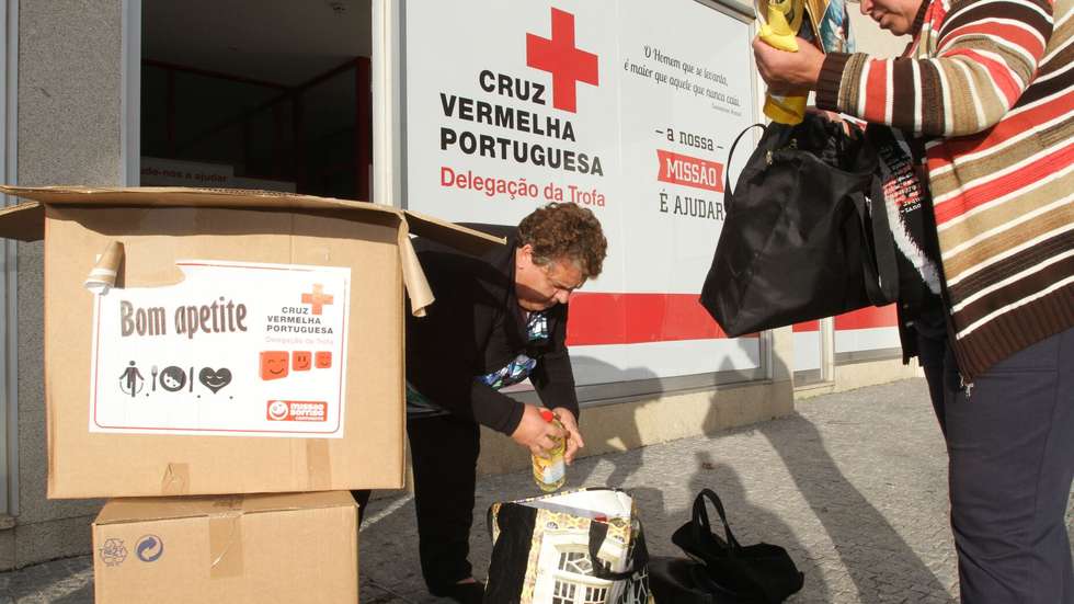 Distribuição de alimentos através do apoio do Banco Alimentar Contra a Fome, do Continente, do Fundo Europeu de Auxílio aos Carenciados e de outras entidades, contribuindo para a resolução de situações de carência alimentar e falta de dignidade das famílias.
