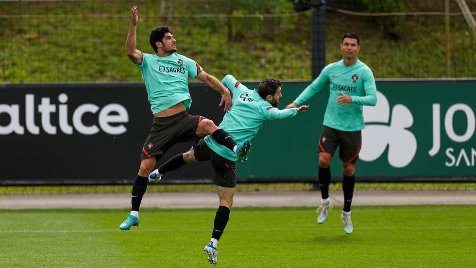 Portugal soccer team players (L-R) Goncalo Guedes, Bernardo Silva and Cristiano Ronaldo during the training session at Cidade do Futebol in Oeiras, outskirts of Lisbon, Portugal, 01 June 2022. Portugal will play against Spain, Czech Republic and Switzerland for the upcoming UEFA Nations League. JOSÉ SENA GOULÃO/LUSA