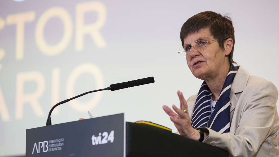Elke König diz que neste debate se esquece por vezes que alguém tem de "pagar a fatura" nestas questões.