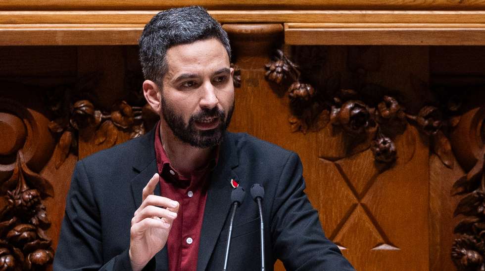 O líder parlamentar do BE, Fabian Figueiredo, afirma que o partido tem assistido com muita preocupação à atividade de grupos criminosos de extrema-direita"