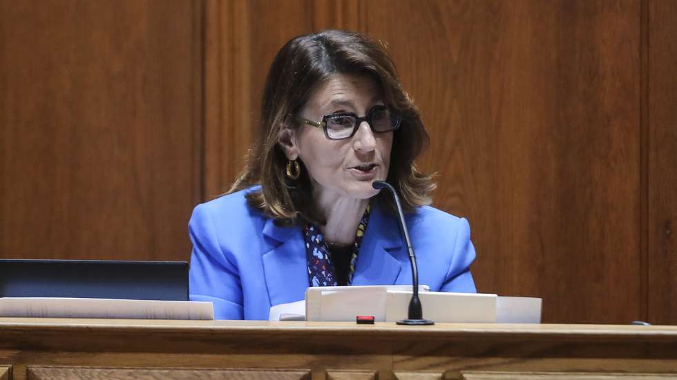 A ministra da Justiça, Catarina Sarmento e Castro, intervém perante a comissão de Orçamento e Finanças, esta manhã na Assembleia da República, em Lisboa, 04 de maio de 2022. MIGUEL A. LOPES/LUSA
