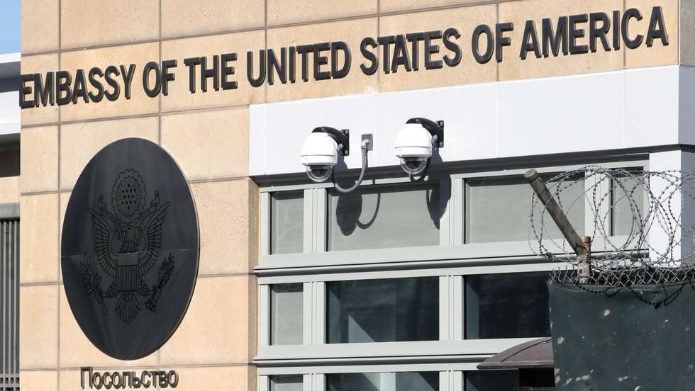 epa07255494 (FILE) - A policeman guards the Embassy of the United States of America in Moscow, Russia, 30 March 2018, (reissued 31 December 2018). Media reports state on 31 December 2018 that the Russian state security agency FBS have arrested a US citizen on 28 December and have charged him with espionage.  EPA/YURI KOCHETKOV *** Local Caption *** 54231778